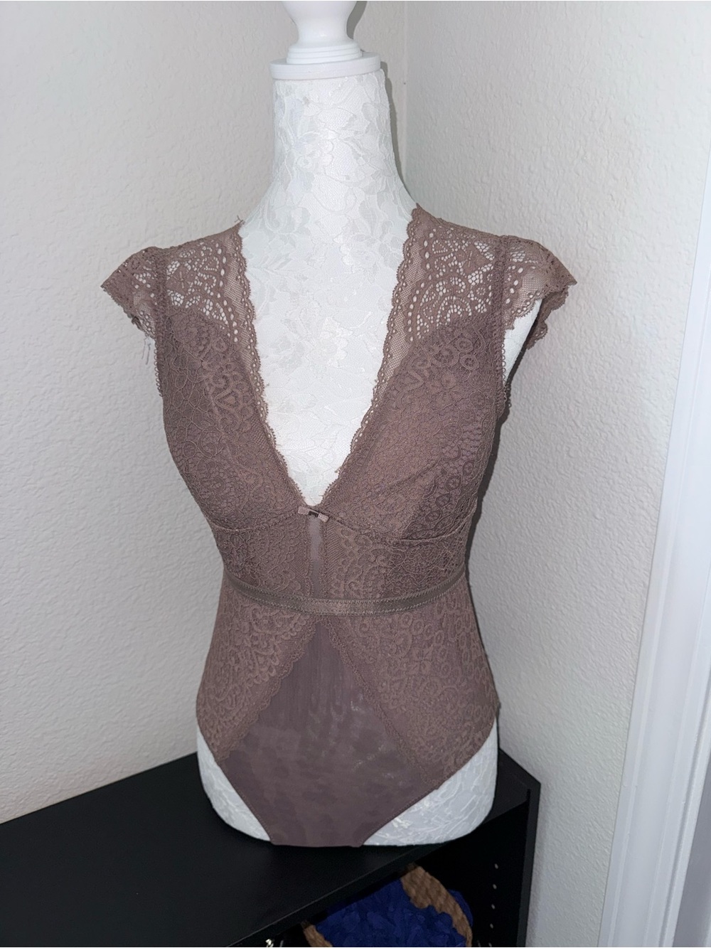 ⭐️ NWOT Sophie B Lace Surplice Bodysuit in Mauve Taupe Snap Bottom size Medium